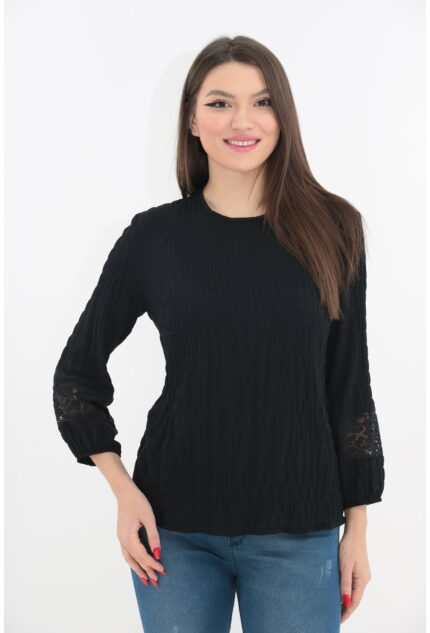 Bluza neagra din vascoza texturata cu insertii din dantela la maneci