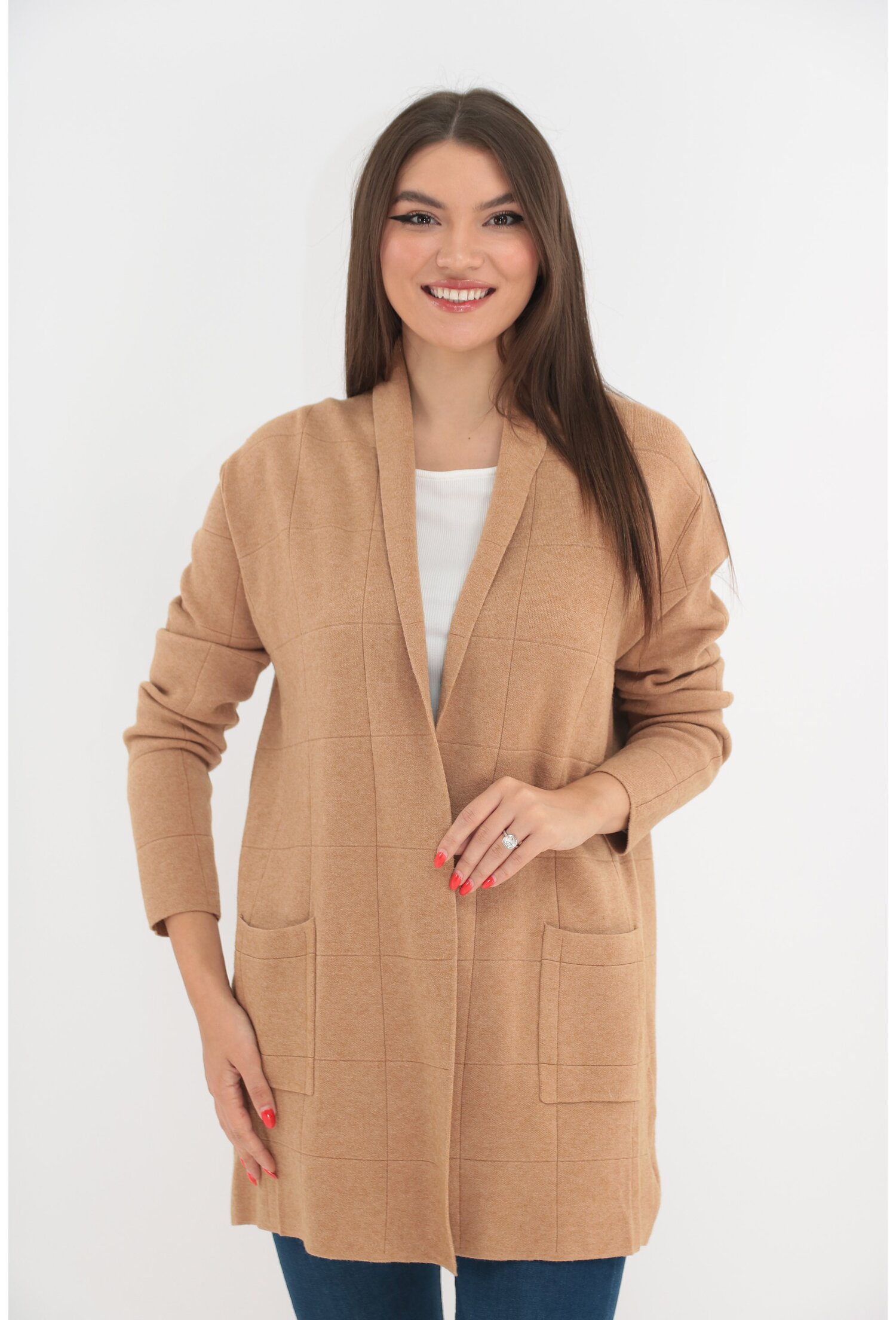 Cardigan bej tricotat cu model discret Cardigan bej tricotat cu model discret