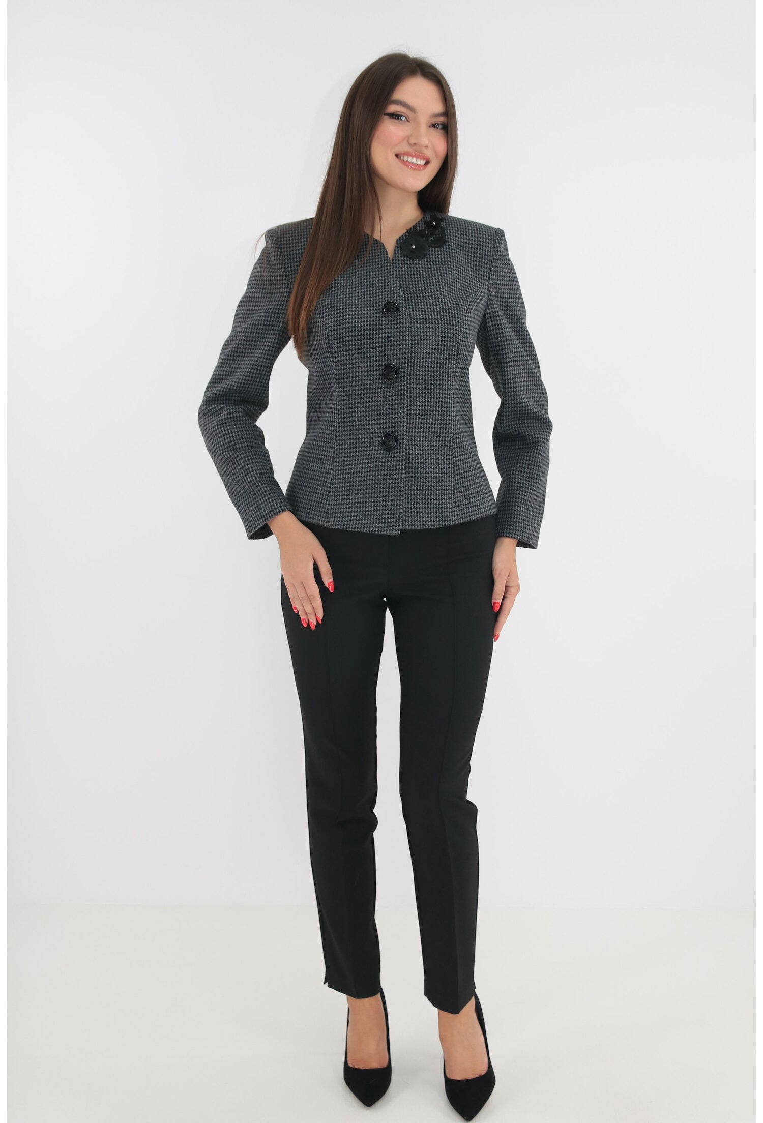 Costum - sacou cu imprimeu gri-negru si pantaloni negri Costum - sacou cu imprimeu gri-negru si pantaloni negri