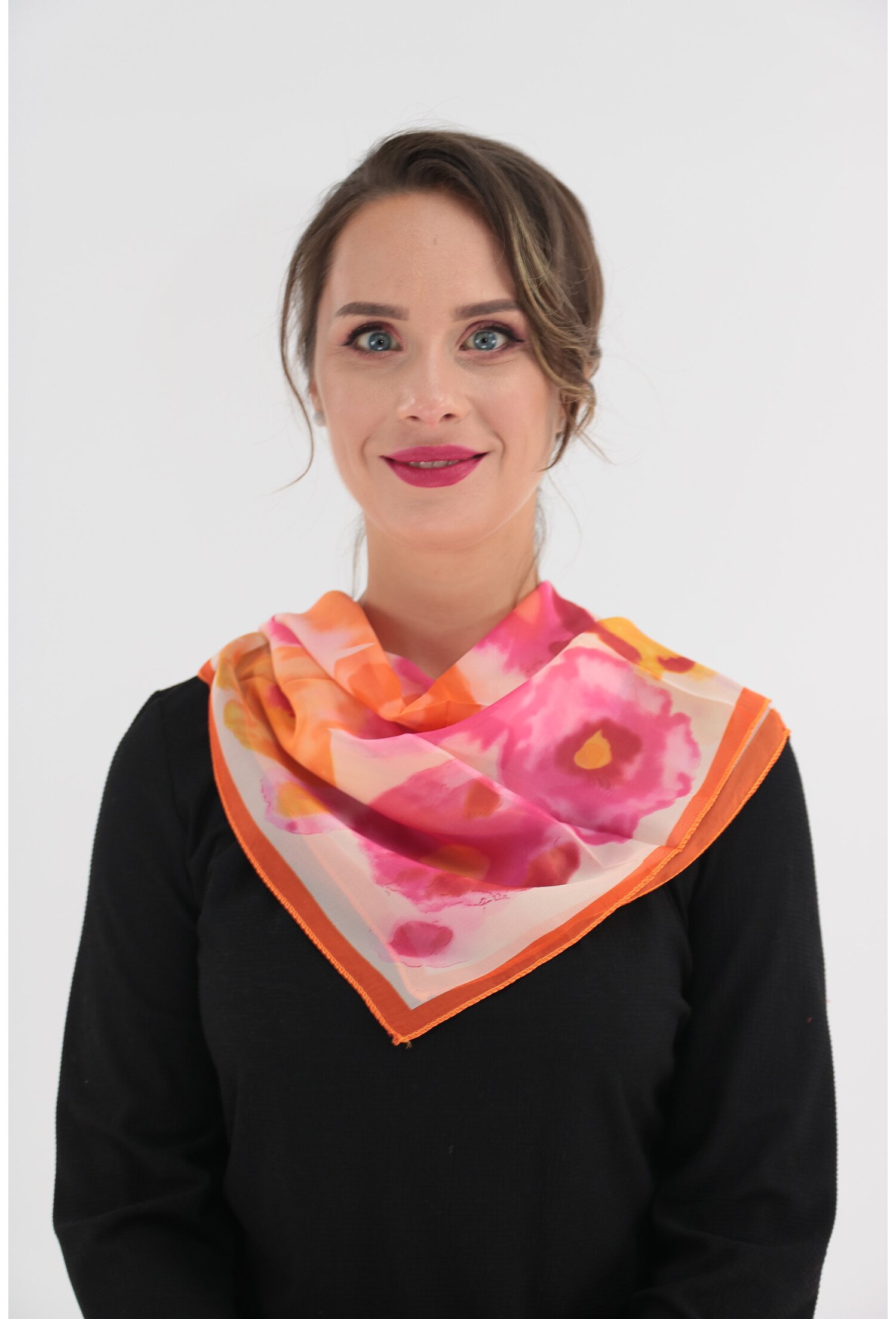 Esarfa patrata corai cu imprimeu abstract din matase Esarfa patrata corai cu imprimeu abstract din matase