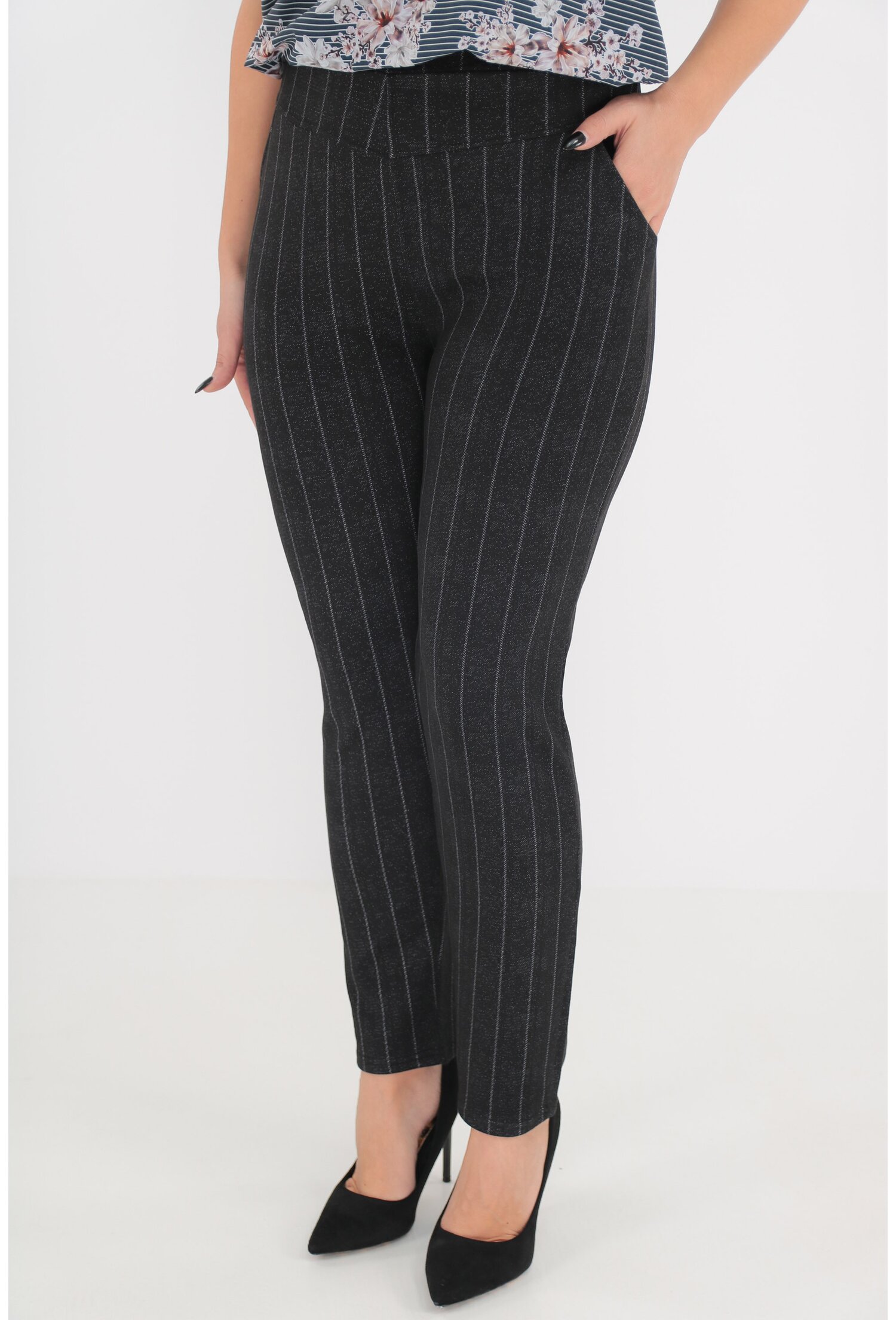 Pantaloni negri cu dungi fine gri Pantaloni negri cu dungi fine gri