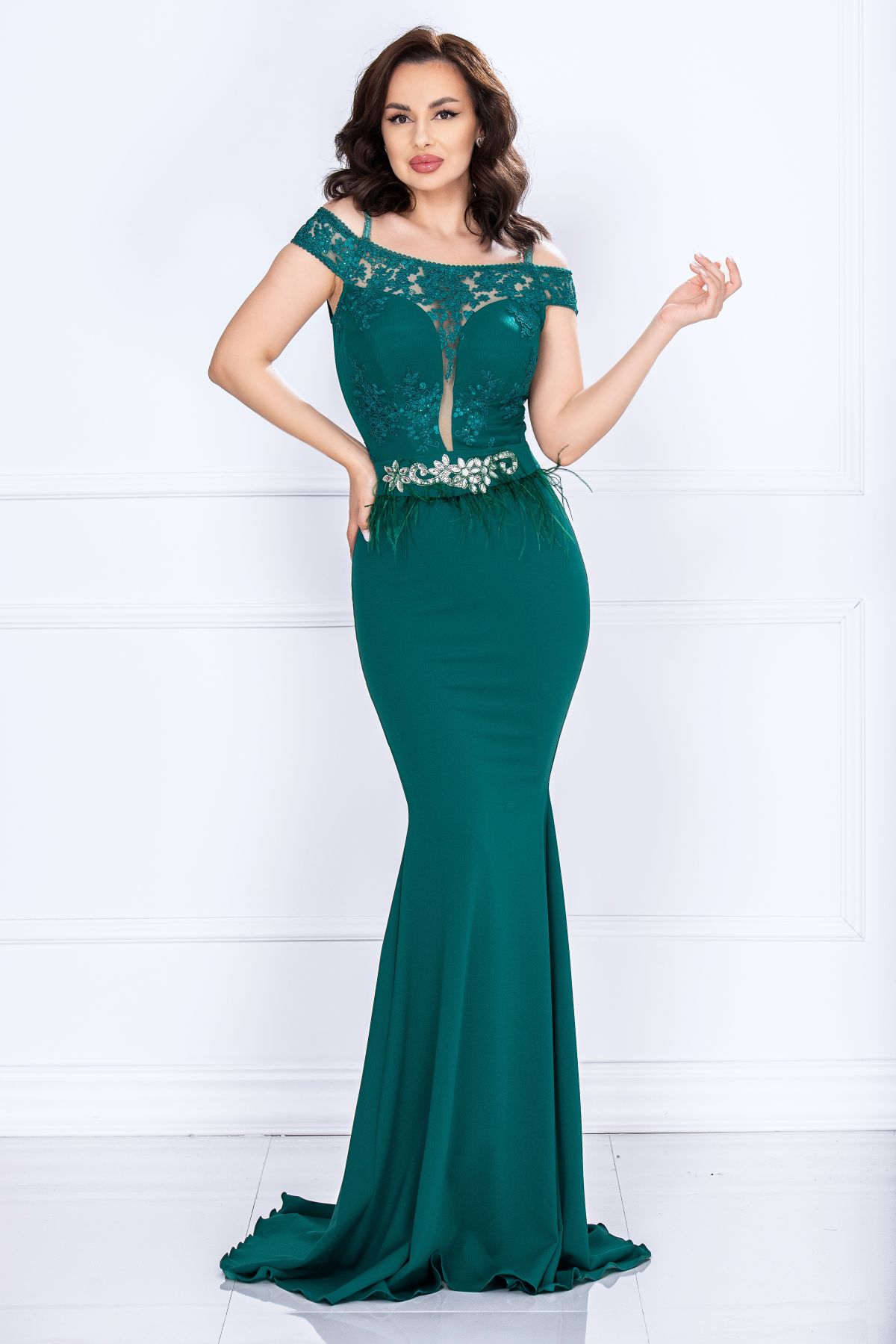 Rochie de nasa Renata verde tip sirena cu broderie si fulgi Rochie de nasa Renata verde tip sirena cu broderie si fulgi