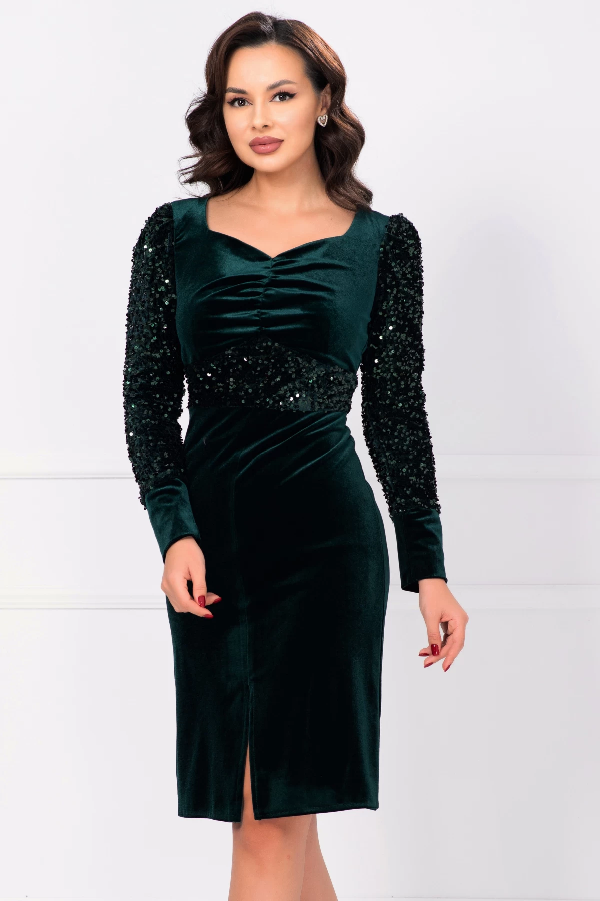 Rochie de ocazie Celia din catifea verde cu maneci din paiete Rochie de ocazie Celia din catifea verde cu maneci din paiete