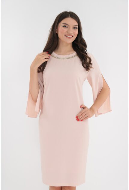 Rochie din stofa roz-pudra cu accesorii aurii la decolteu