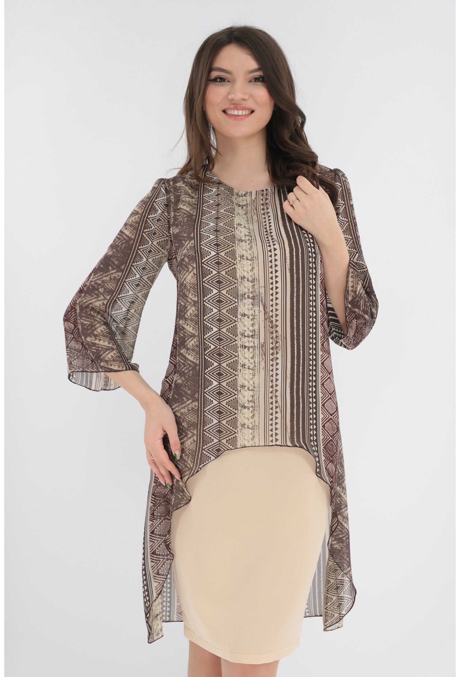 Rochie eleganta bej cu imprimeu geometric si aspect suprapus Rochie eleganta bej cu imprimeu geometric si aspect suprapus