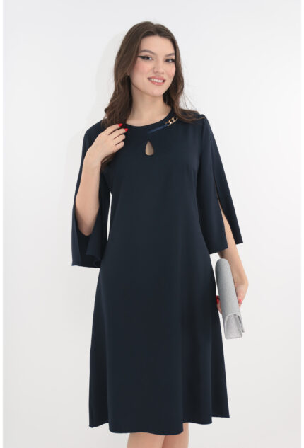 Rochie eleganta bleumarin cu decupaj si accesoriu auriu la decolteu
