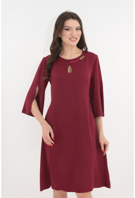 Rochie eleganta bordo cu decupaj si accesoriu auriu la decolteu