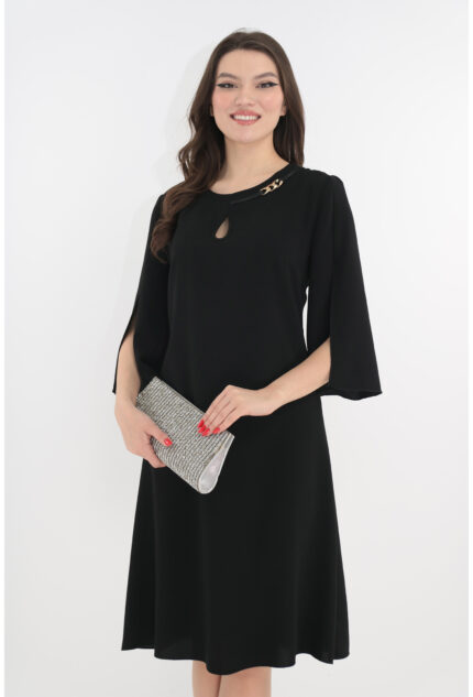 Rochie eleganta neagra cu decupaj si accesoriu auriu la decolteu
