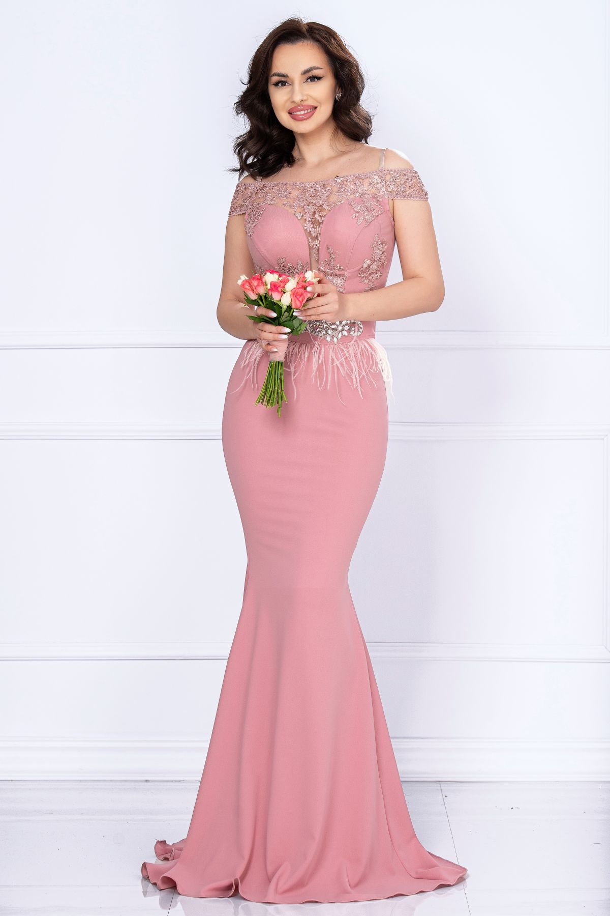 Rochie de seara tip sirena Renata roz cu broderie si fulgi Rochie de seara tip sirena Renata roz cu broderie si fulgi