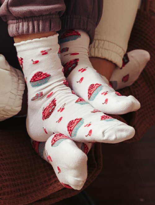Sosete copii albe cu model cupcake Steven S084-001 Sosete copii albe cu model cupcake Steven S084-001